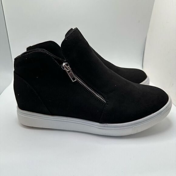 CUSHIONAIRE Women's Hart Hidden Wedge Sneaker 9 WIDE BLACK - Picture 1 of 7